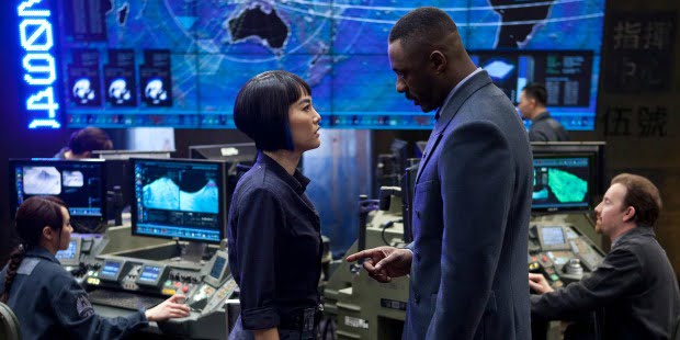 A man and woman argue over something in Pacific Rim