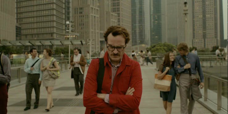 A lonely man walks through the city in Spike Jonze HER