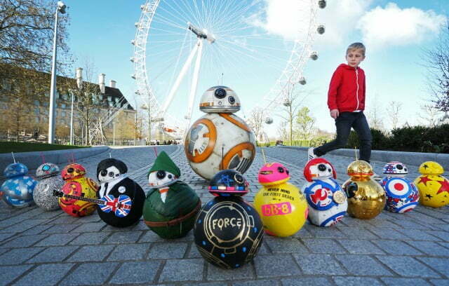 BB-8 all walk together with a boy at The London Eye.