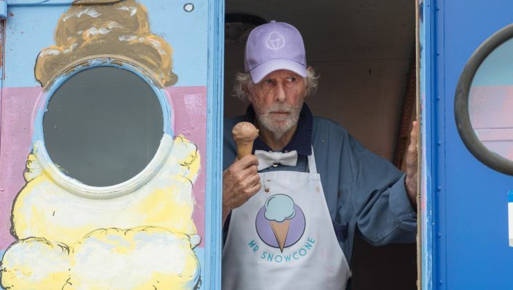 Older man (Bruce Dern) has an ice cream in Freaks