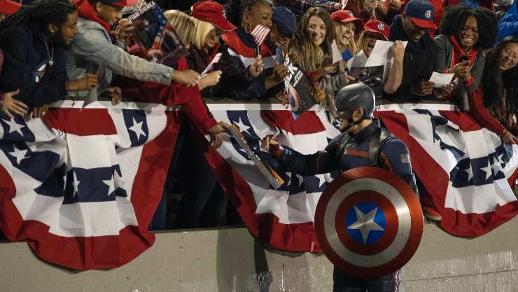 John Walker signs autographs in The Falcon and the winter soldier