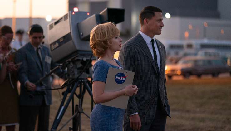 Woman and man in 1960s fashion waiting for something , Scarlet Johansson and Channing Tatum in Fly Me To The Moon