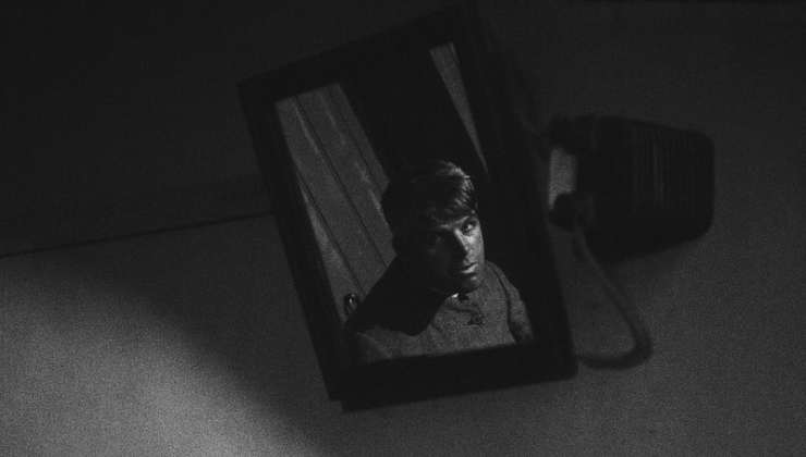Man staring into mirror in Judex (1916)