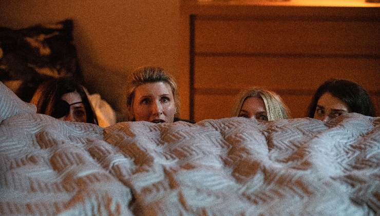 4 women hid behind a bed