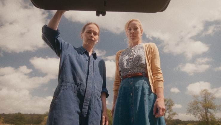2 women look into a car boot in Portraits of a dangerous women
