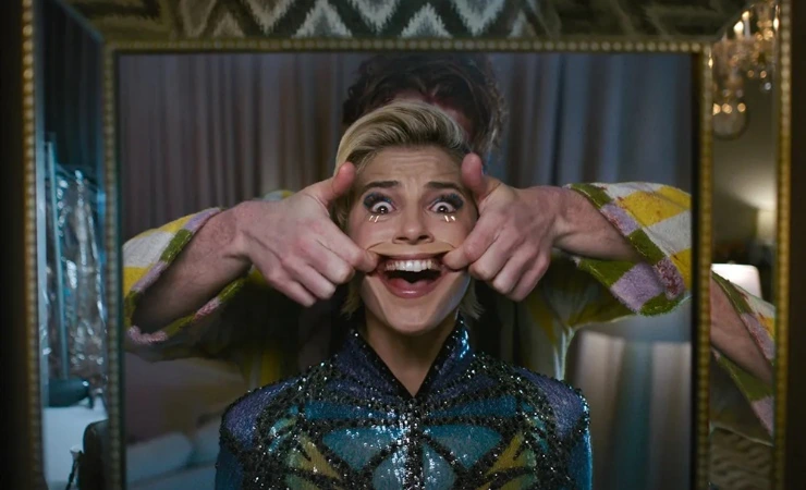 Naomi Scott is stalked by the Smile, what is the strange hands? Smile 2