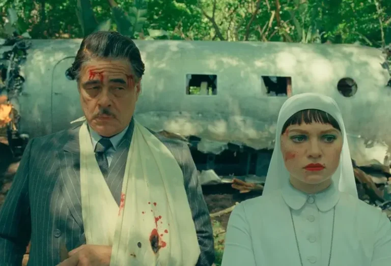 Benicio del Toro and Mia Threapleton star in The Phoenician Scheme