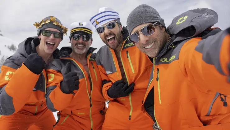 4 Men have fun in the snow in Mountainhead