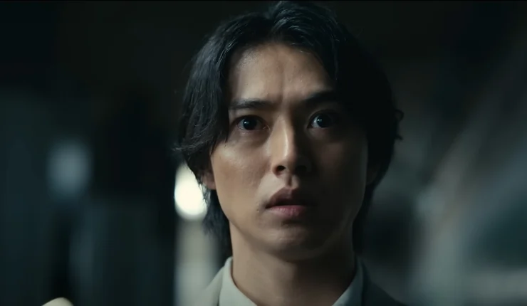 KentoYamazaki looks concerned as Arisu in Alice In Borderland Season 3