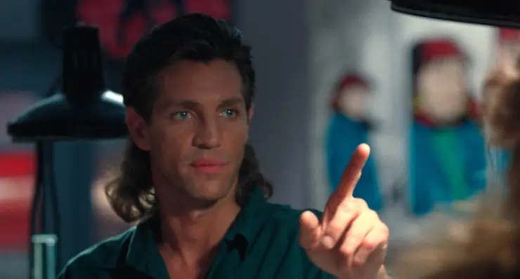 A man points at w oman in The Ambulance (1994)