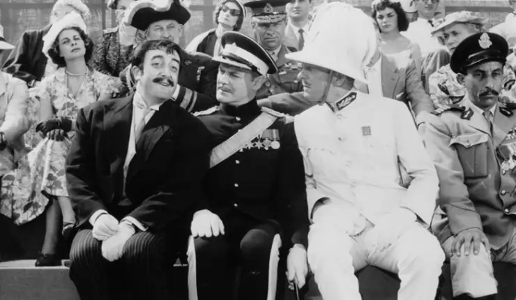 Peter Sellers jokes with 2 army/servicemen in Carlton Browne F.O.