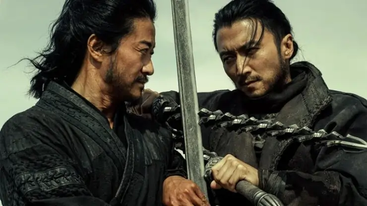 2 warriors clash swords in Blades Of Guardians
