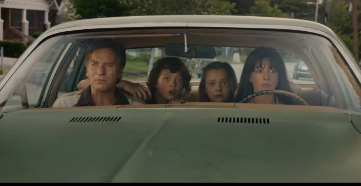 A family try to escape from something in End Of Oak Street