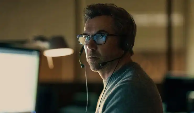 A man in a call dispatch centre in Last Seen (2026)