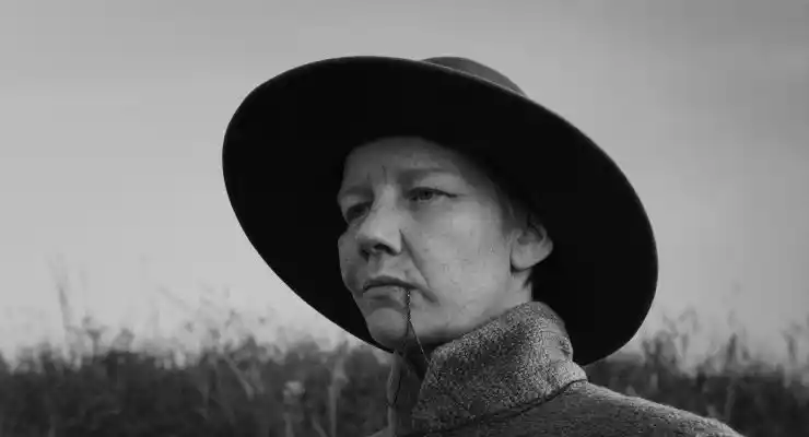 A woman dresses like a man in ROSE