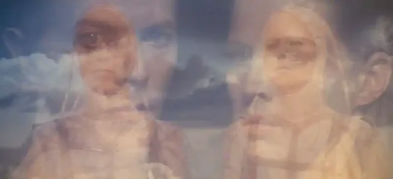 A scene of humanoids landing on Earth in The Man Who Fell To Earth