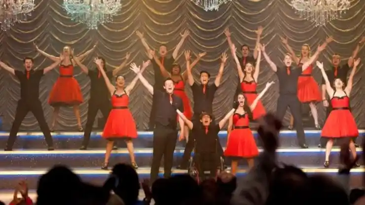 Cast of Glee on stage doing what they do good at