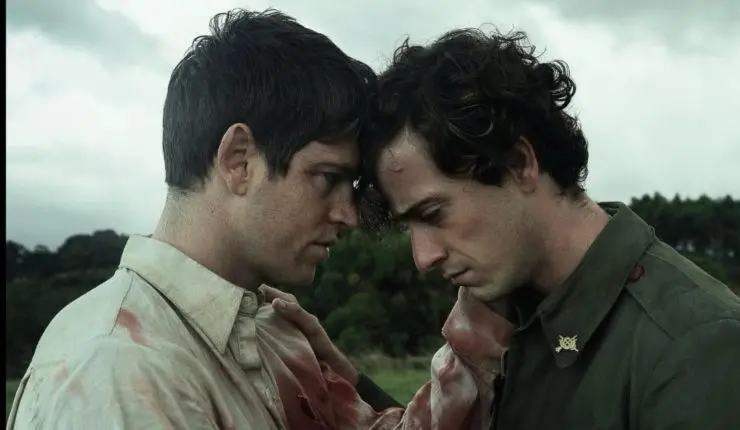 2 men embrace in La Bola Negra