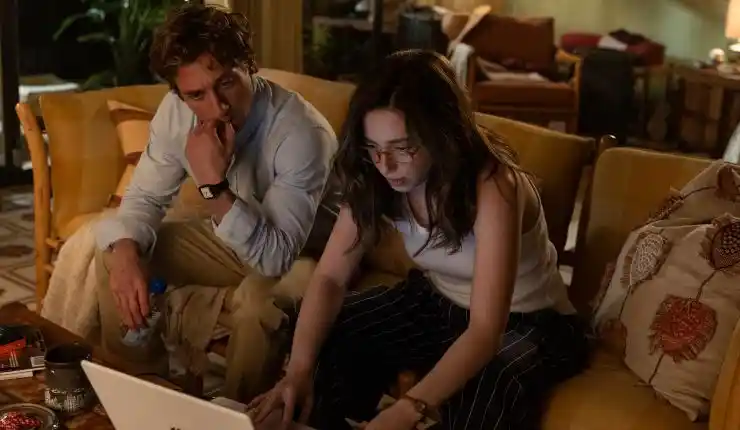 Jeff Horwitz (Jeremy Allen White) and Frances Haugen (Mikey Madison) in Columbia Pictures’ THE SOCIAL RECKONING.